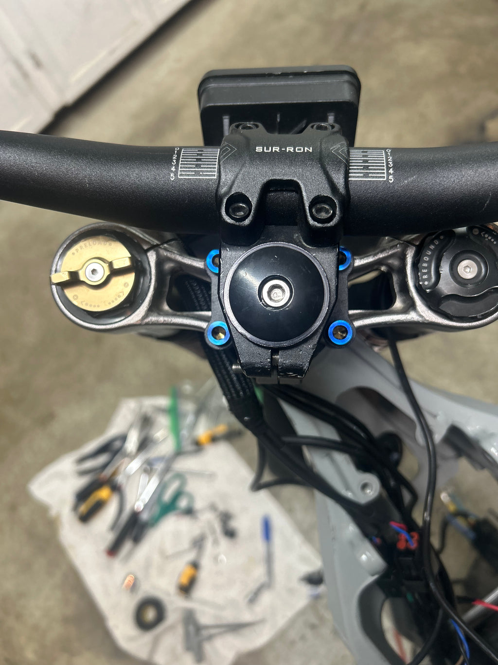 Upper tree triple clamp burnt blue titanium bolts (4 bolts)